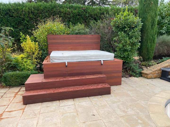 Spa sur une terrasse en bois Les Houches