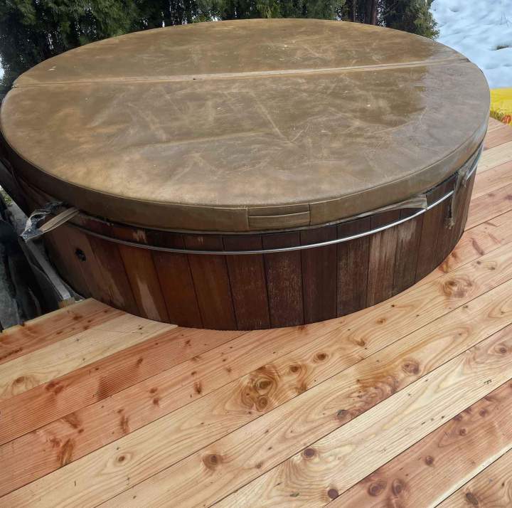 Spa sur une terrasse en bois Les Houches