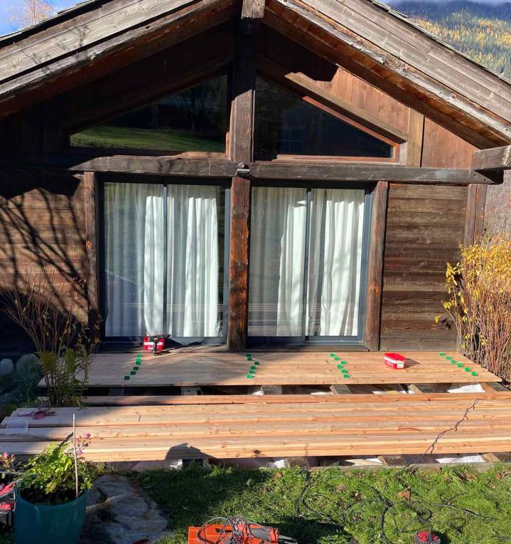Étape de pose de terrasse en bois Les Houches